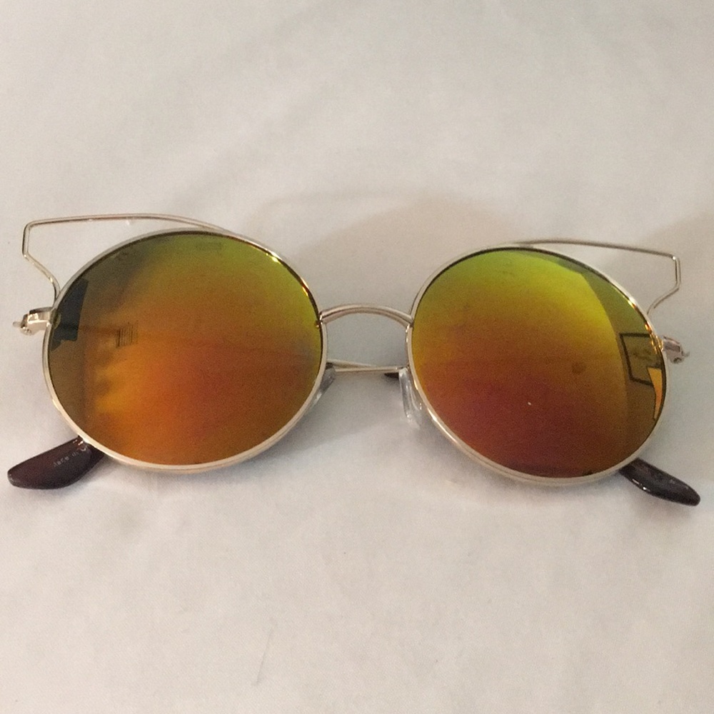 Chic multi-colored sunglasses 😎